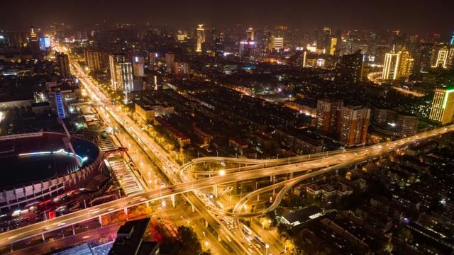 后来我走过了很多路，再没见过经十路那样的路