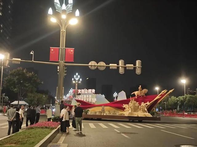 深夜现身武汉！街头都是人！“手机内存不够了”