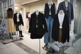 新款秋装已挂上档口！刚出伏 杭州这条街直接“入秋”图片