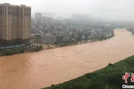 多地发布红色预警、列车停运，“超百年一遇”洪水来了，直击现场图片