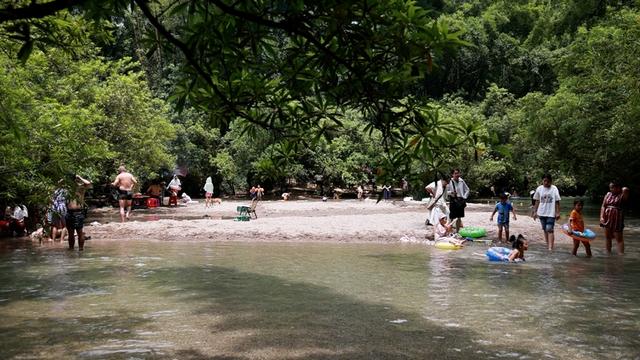 贵州平塘：躲进甲茶觅清凉 暑期游客乐享山水间