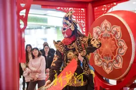新春展演非遗川剧变脸 拉满过年氛围感图片
