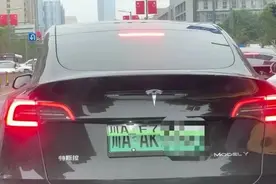 成都街头这辆特斯拉火了！车牌突然立起，惊现两块牌照！行拘！图片