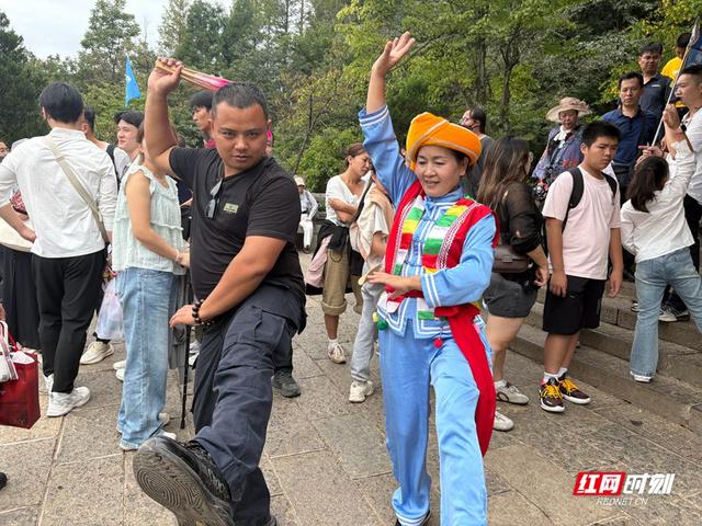 国庆游张家界｜氛围感拉满！张家界国家森林公园NPC巡游点燃国庆热情