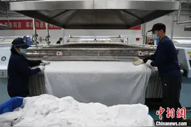 （新春走基层）揭秘列车卧具洗涤：一条被单的奇幻旅程图片