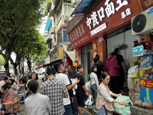 人从众！国庆首日，宜宾“名场面”来了