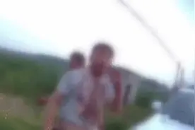 身缠绷带满身是血被关狗笼？如此博眼球违法了！图片