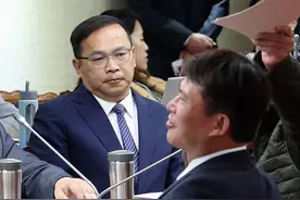 王义川紧盯黄国昌如“背后灵” 岛内网友嘲讽：天兵当宝图片