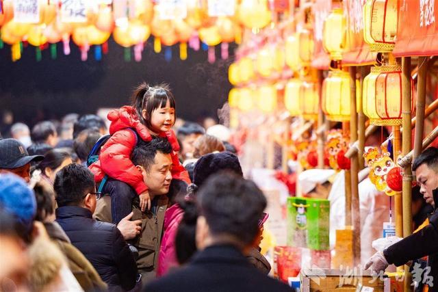 正月十五，到湖北省博物馆观灯、猜谜、逛集、听戏