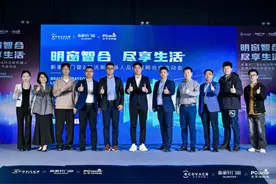 智能时代能否摆脱用手“擦窗”？ 门窗巨头与擦窗机器人共同寻找答案图片