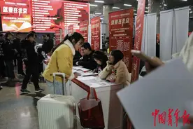 北京：火车站里的招聘会图片