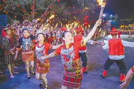 五指山：万人共同舞喜迎“三月三”图片