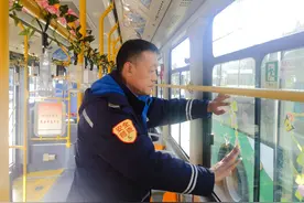 春分至，青岛12路公交车变身“移动花园”图片