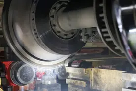 火车的钢铁车轮也需要保养吗？图片