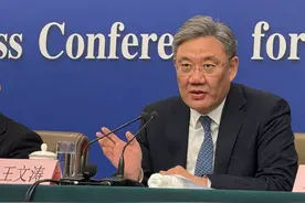 商务部部长王文涛：截至3月5日，共收到2025年汽车报废和置换更新补贴申请超100万份图片