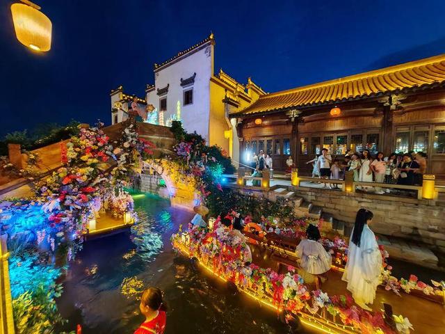 云梦：“狂人夏浪季”万人夜游祥云湾