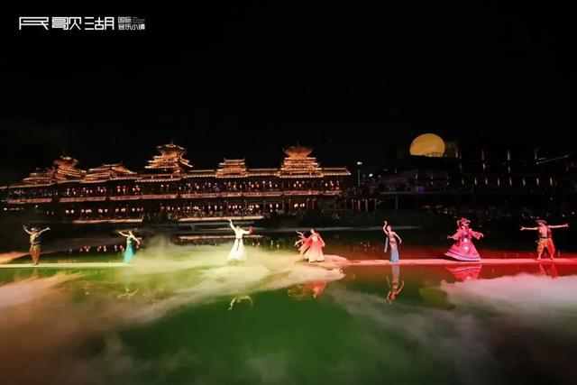 民歌湖风雨桥正式通桥！从今天起大家可以上桥拍照看风景啦！