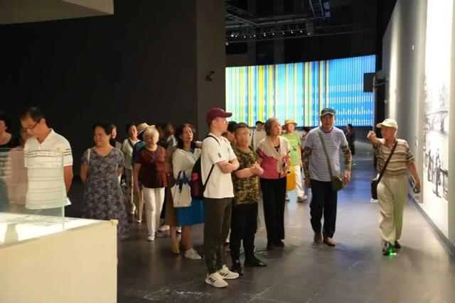 长宁老人看发展，这场一日游“老灵额”~