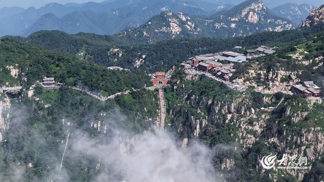 泰山：云海漫过十八盘 漫山云雾卷成“纱幔”