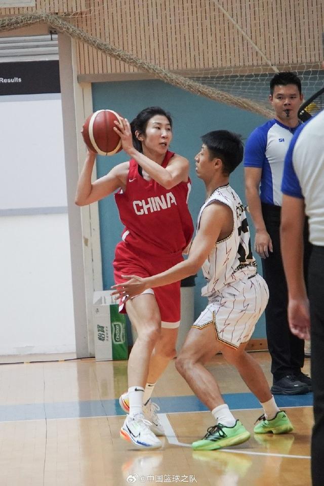 中国女篮83-86不敌云南财大男篮