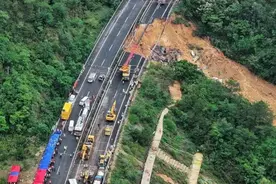 多人寻找疑途经梅大高速塌陷路段失联亲属，当地：救援已结束，核实后将第一时间反馈图片