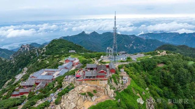 泰山雨霁：云雾织仙境，霞光染群峰，这泼墨山水里藏着夏日最治愈的奔赴