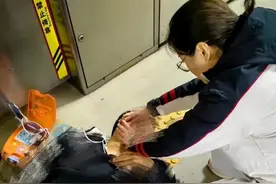 地铁站台一乘客突发心脏骤停！紧急六分钟，他们联手救援图片