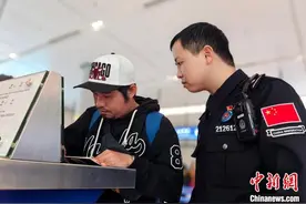 清明临近 浙江宁波机场口岸迎返乡祭祖台胞图片