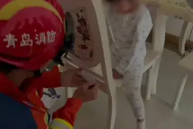 果然视频|六岁女童不慎腿卡木椅空隙，消防员5分钟化解图片