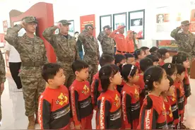 薪火相传，老兵护萌娃的画面太有爱了图片