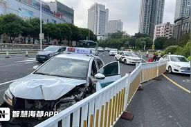 福州突发！一出租车撞上护栏图片