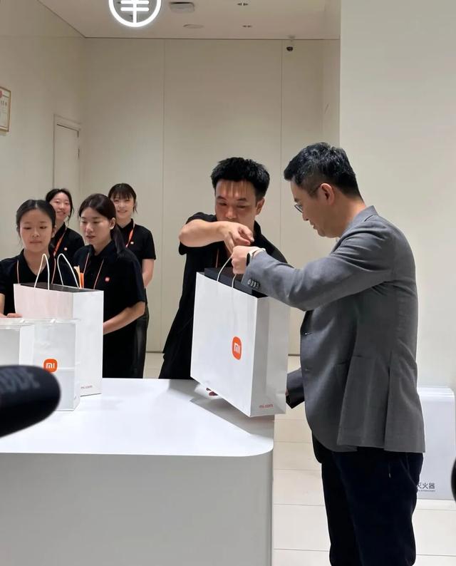 小米17系列开售5分钟刷新纪录