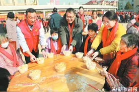 擂主助兴 爱意融融图片
