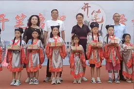 兰州七里河小学举行开笔礼：提笔写人字 点朱砂启智图片