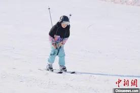宁夏银川：儿童乐享冰雪运动图片