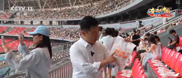 “流量”→“留客量” “演出热”→“文旅热” 因热爱开始的旅程走到最美章节