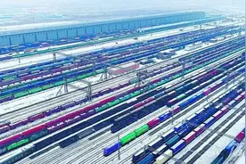 越来越多中欧班列经新疆进出图片