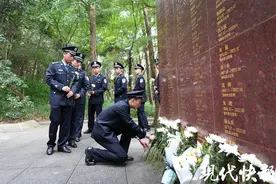 警号037649重启！930前夕她接过英烈父亲的旗帜图片