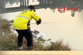 钓鱼大哥点了份外卖要送过河：“宝，钓的是鱼吗？不，是外卖！”……图片