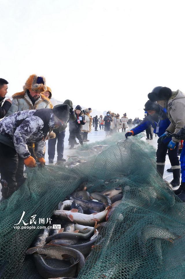 新疆阿勒泰：第十九届乌伦古湖冬捕文化旅游节开幕