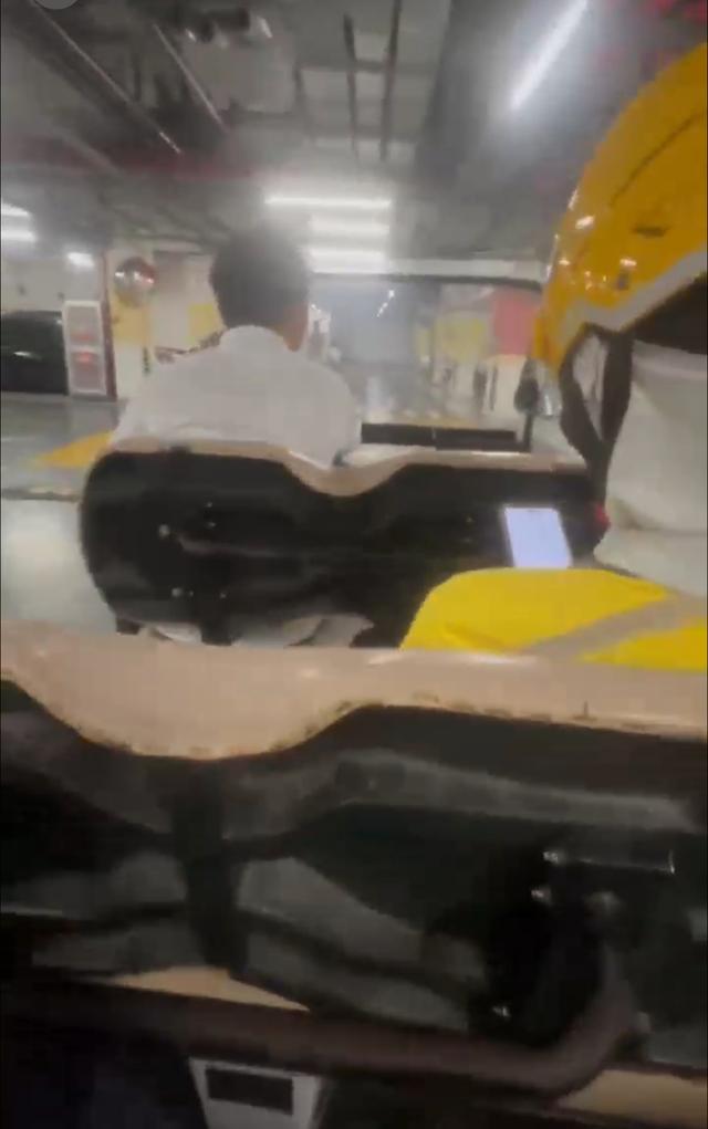 外卖员进入小区后再统一乘摆渡车送餐？“骑手最后100米”不是新问题