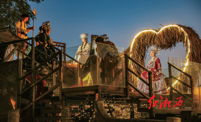 芙蓉镇，凭什么全球出圈？