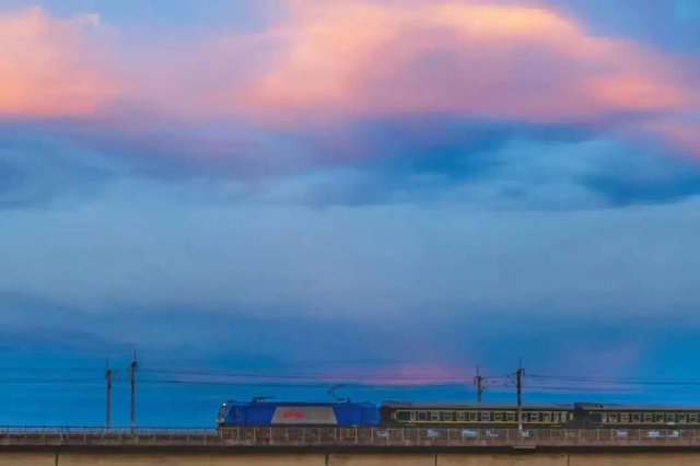 我的铁路风景｜火车上“悦读”，是诗与远方的情怀佐料