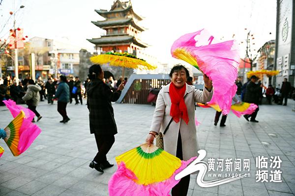 隰县：鼓楼文化广场成银龄人冬日乐园