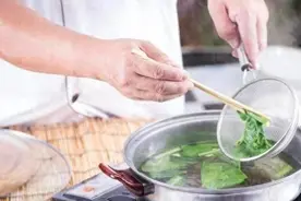 不焯水等于在“服毒”？这7类蔬菜再懒也要焯水，你焯水了吗？图片