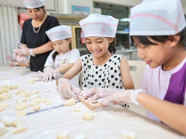 25国宣布暂停对美寄送包裹；35万以色列民众游行示威，敦促政府尽快结束冲突