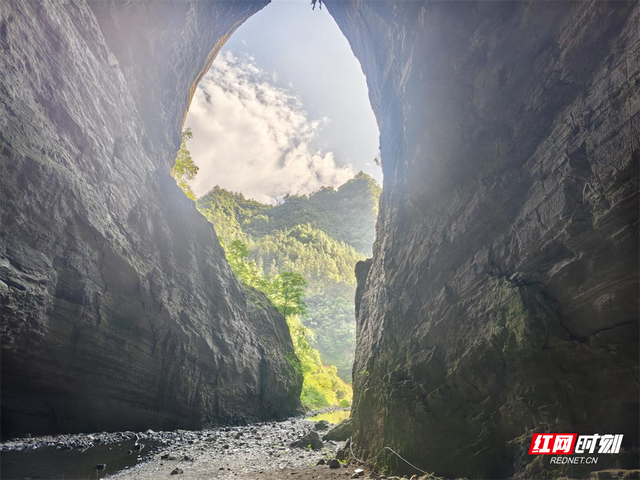 湖南旅游资源新发现丨湘西古丈河蓬穿洞：贯穿山脉的天然通道