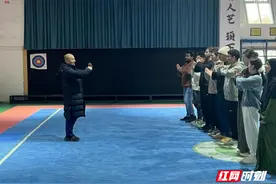 “浸”享武术——湘南学院留学生走进民族传统体育课堂图片