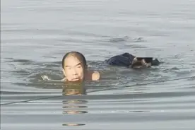 事发武汉！一男子飘在湖面失去意识，危机时刻……图片