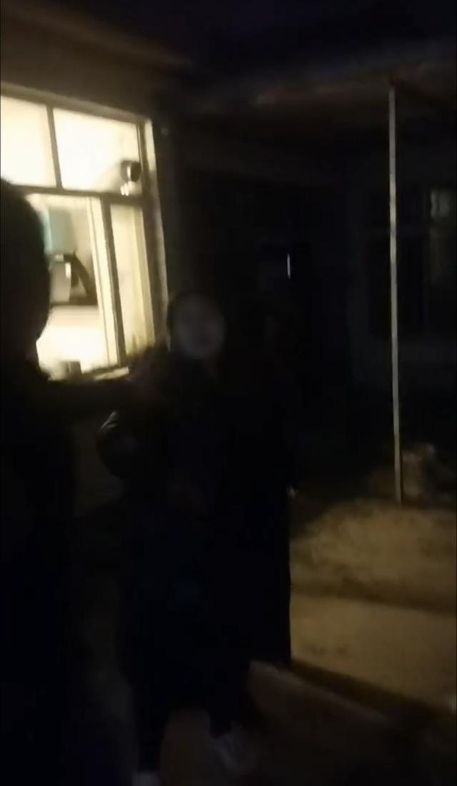 山西“狗咬人被摔死	”命案调查：纠纷如何升级	，“反杀”是否防卫过度？